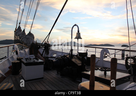 Dusky Abend Sonnenuntergang segeln auf ruhiger See zwischen tropischen Malaysia und Thailand Stockfoto