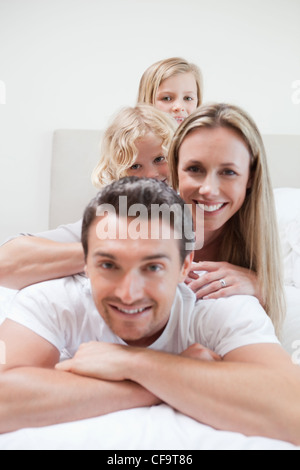 Familie genießen Sie Zeit auf dem Bett Stockfoto