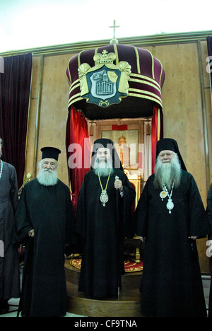 Feofil, griechisch-orthodoxen Patriarchen von Jerusalem, zusammen mit Bischof Peter von Cleveland und ein Mönch in seiner Residenz in Jerusalem Stockfoto