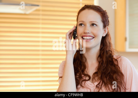 Frau im Gespräch auf dem Handy Stockfoto