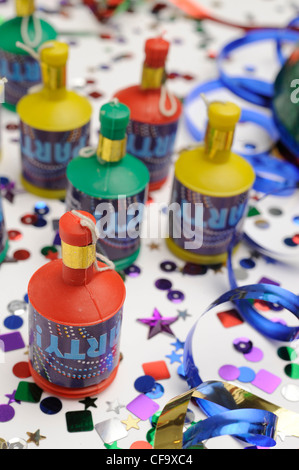 Ein Stillleben Bild bunte Konfetti, blaue Streamer und Party Poppers auf weißem Hintergrund Stockfoto