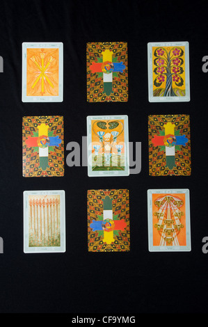 Tarot-Karten in einem Quadrat angelegt mit Enttäuschung Karte in der Mitte Stockfoto