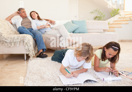 Bruder und Schwester, die Hausaufgaben auf dem Teppich Stockfoto
