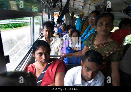 In einem belebten Bus in Zentral-Sri-Lankas. Stockfoto