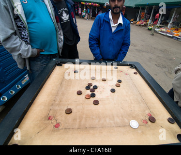 Spielen Sie Carromboard in Sri Lanka. Stockfoto