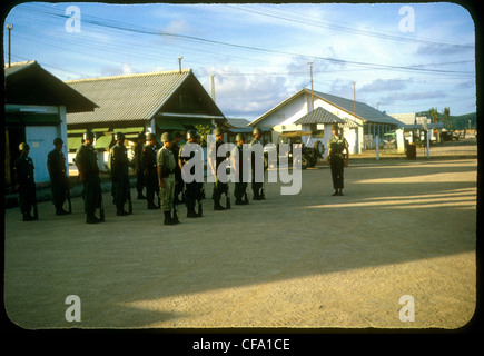 Mitglieder des MACV Armee-Einheit stramm während Inspektion Vietnam-Krieg Stockfoto