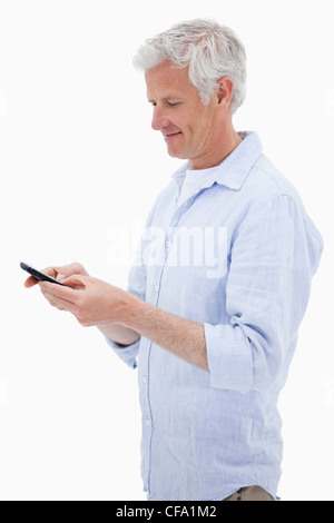 Porträt eines Mannes mit seinem Mobiltelefon Stockfoto