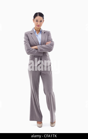 Porträt einer Geschäftsfrau posiert mit verschränkten Armen Stockfoto