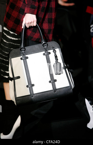 Eisberg Mailand bereit zu tragen Herbst Winter Detail Bild schwarz-weiß-Handtasche Stockfoto