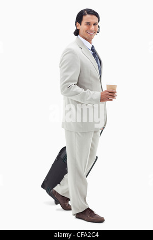 Seitenansicht der Geschäftsmann mit Kaffee und wheely Tasche Stockfoto