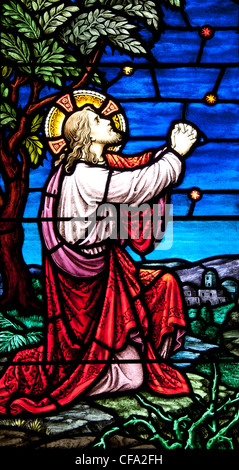 Glasfenster in der Christus Memorial Episcopal Church von Kauai. Dieses Fenster wird Christus in Gethsemane betitelt. Stockfoto