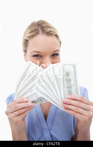 Frau versteckt sich hinter Banknoten Stockfoto