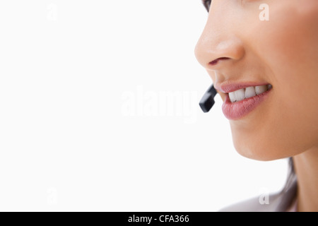 Seitenansicht der Mündung des weiblichen Call-Center-Mitarbeiter im Gespräch Stockfoto