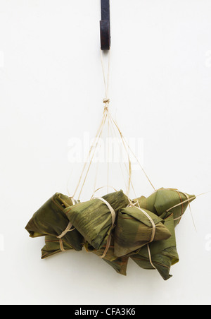 ein Bündel von chinesischen Reis Knödel, ein traditionelles Essen für "Dragon Boat Festival". Stockfoto