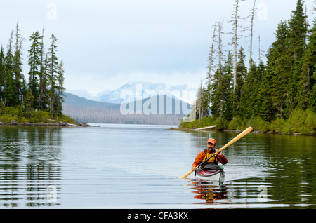 See-Kajak-Waldo Lake in der Cascade Range of Oregon. Stockfoto