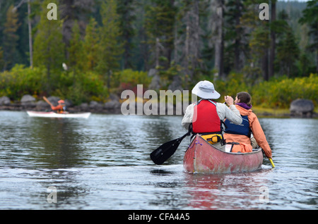 Kanufahren auf Waldo Lake in der Cascade Range von Oregon. Stockfoto