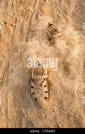 Abgenutzte schmutzige staubigen walking Sandalen Stockfoto