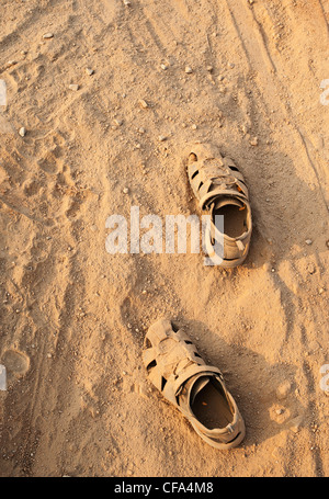 Abgenutzte schmutzige staubigen walking Sandalen Stockfoto