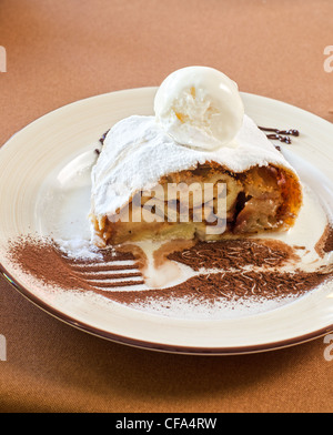 Apfelstrudel leckeres Dessert Teller Platte closeup Stockfoto