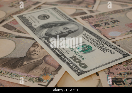 Japanease 10000 Yen und 100 Dollar. Stockfoto
