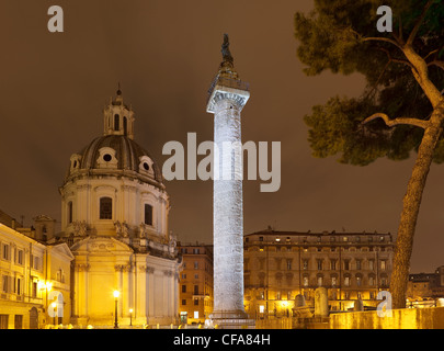 Trajans Spalte nachts beleuchtet Stockfoto