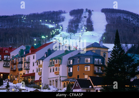 South Side Village in der Abenddämmerung, Mont Tremblant Resort, Quebec, Kanada. Stockfoto