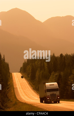 Verkehr am Trans Canada Highway in der Nähe von Field, Britisch-Kolumbien, Kanada. Stockfoto