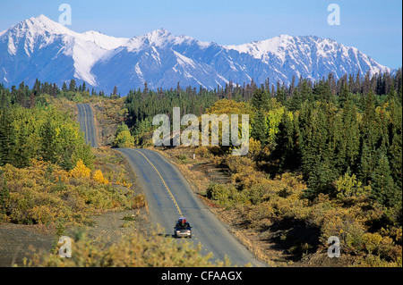 Alaska Highway und Front Range von St. Elaj Berge, Kluane National Park, Yukon, Kanada. Stockfoto