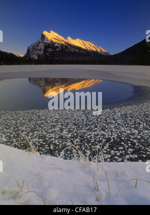 Vermilion Seen und Mt. Rundle im Winter, Banff Nationalpark, Alberta, Kanada. Stockfoto