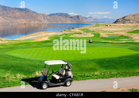 Golfer und Golf-Carts am TheTobiano Golf Course und Kamloops Lake in der Nähe von Kamloops, Britisch-Kolumbien, Kanada. Stockfoto
