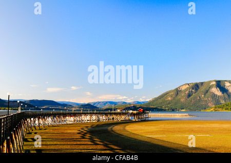 DDie Salmon Arm Wharf (die längste Wharf in Nordamerika) in Salmon Arm, British Columbia, Kanada Stockfoto