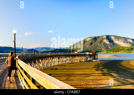 Frau mit Blick auf den Salmon Arm Wharf (längste Wharf in Nordamerika) in Salmon Arm, British Columbia, Kanada. Stockfoto