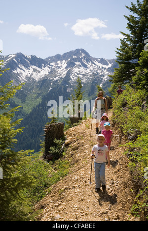 Zwei Familien Wandern auf Spuren im Island Lake Resort im Bereich von Lizard, Fernie, Britisch-Kolumbien, Kanada. Stockfoto