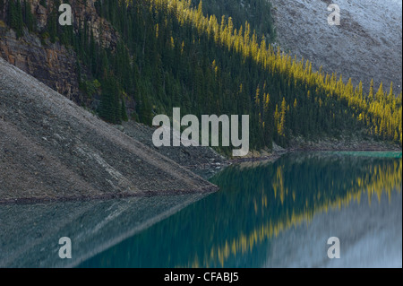 Reflexionen im Moraine Lake, Tal der Ufer der Ten Peaks, Banff Nationalpark, Alberta, Kanada. Stockfoto