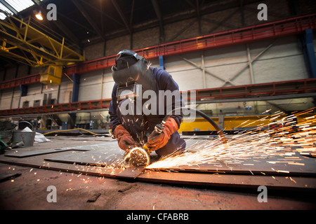 Stahl-Fräser bei der Arbeit in der Werft Stockfoto