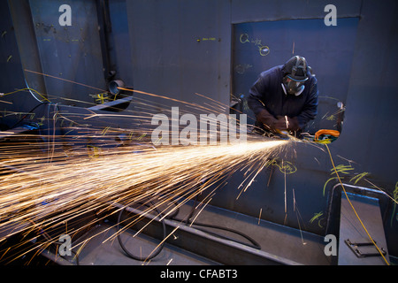 Stahl-Fräser bei der Arbeit in der Werft Stockfoto