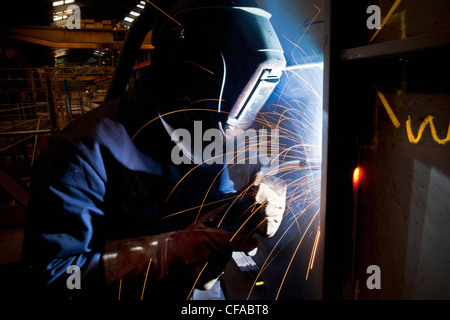 Schweißer bei der Arbeit in der Werft Stockfoto