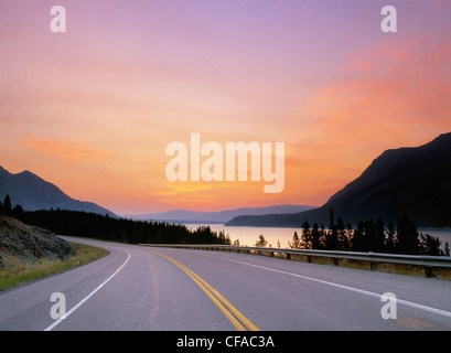 Highway 11 in der Nähe von Abraham Lake, Alberta, Kanada. Stockfoto