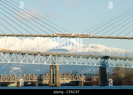 Der Skytrain verläuft über die Skytrain-Brücke zwischen New Westminster und Surrey, British Columbia, Kanada. Stockfoto
