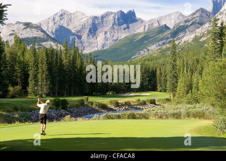 30-40 Jahre alt spielt Golf, Kananaskis Country, Alberta, Kanada. Stockfoto