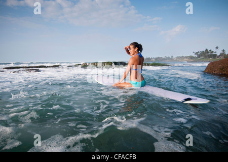 Surfer-Vermessung-Wellen am Strand Stockfoto