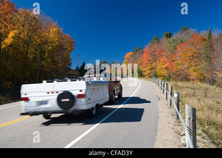 Ein Pop-up-Wohnmobil rollt auf Highway 60 Hauptsaison Herbst Farbe, Algonquin Provincial Park, Ontario, Kanada. Stockfoto