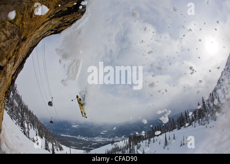 ein männlicher Skifahrer fliegt von einer Klippe am Kicking Horse Resort, Golden, BC Stockfoto