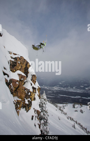 Ein männlicher Skifahrer Tropfen eine Klippe, Kicking Horse Backcountry, Golden, BC Stockfoto