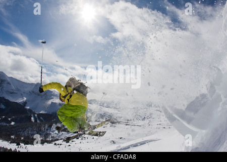 Ein männlicher Skifahrer fängt etwas Luft im Sunshine Village Hinterland, Banff, AB Stockfoto