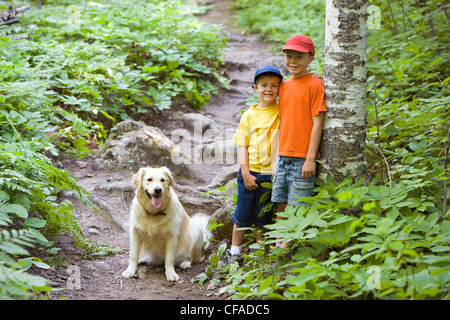 Zwei junge Brüder Wandern Sie entlang der Bruce Trail bei Lion es Head, Ontario, Kanada. Stockfoto