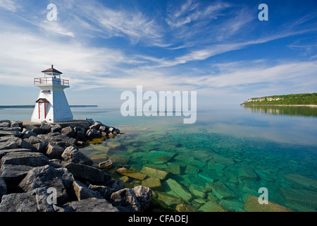 Lion es Head Leuchtturm mit dem klaren, blauen Wasser der Georgian Bay. Löwenkopf, Bruce Peninsula, Ontario, Kanada. Stockfoto