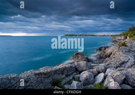 Dramatische Himmel über Lake Huron an der Nordspitze der Halbinsel Bruce, Fathom Five National Marine Park, Ontario, Kanada. Stockfoto