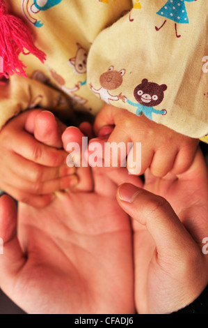 Babys Hände halten Stockfoto