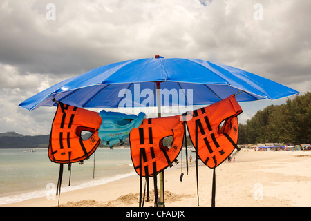 Rettungswesten hängen unter einem Dach für den Sonnenschutz Stockfoto